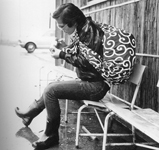 jeune homme portant un furoshiki avec motif de Karakusa.